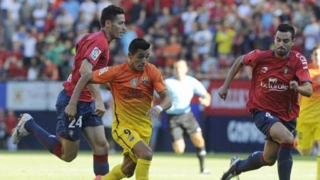 Osasuna-Barça: Alexis pugna por el balón con Damià.