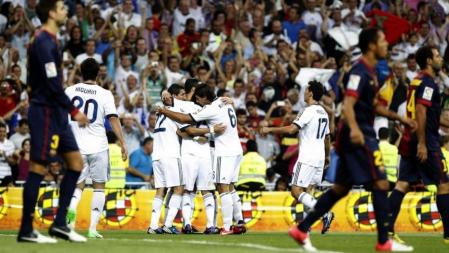 Madrid-Barça: Varios jugadores del Real Madrid celebran el gol marcado de Cristiano Ronaldo ante la decepción de los jugadores del Barça