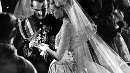 El 28 de abril de 1956 la actriz norteamericana Grace Kelly (1923-1982) contraía matrimonio con Rainiero III, Príncipe de Mónaco (1923-2005) en la Catedral de San Nicolás, en la capital del principado. En la imagen los contrayentes proceden al interambio de las alianzas matrimoniales