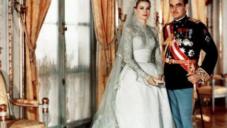 La estrella americana del cine Grace Kelly (1929-1982) protagonizó tres films del director Alfred Hitchcock (1899-1980):'La ventana indiscreta' y 'Crimen perfecto'(1954) y 'Atrapa a un ladrón' (1955). Se casó con el príncipe Rainiero en 1956 y se convirtió en la princesa Grace de Mónaco. En la imagen posado oficial de la ceremonia.