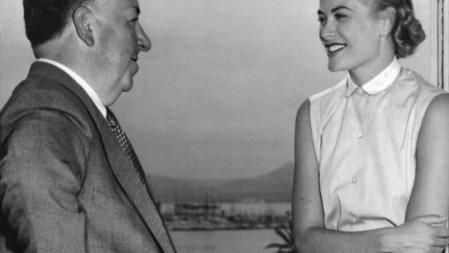 Grace Kelly junto al director Alfred Hitchcock al que conoció en 1954 y bajo cuyas órdenes trabajaría en tres ocasiones