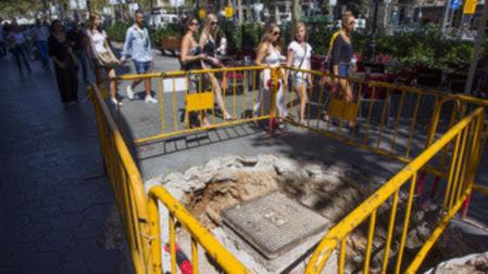 Las obras, en ocasiones mal señalizadas, dificultan el paseo por la vía más señorial de Barcelona