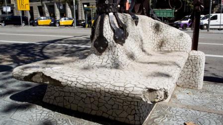 Uno de los clásicos bancos del paseo de Gràcia de estilo 'modernista', dañado y sin restaurar