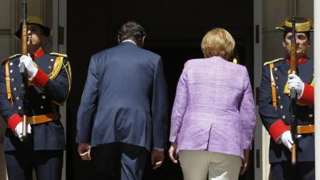 El presidente del Gobierno, Mariano Rajoy, y la canciller alemana, Angela Merkel, se dirigen al interior del Palacio de la Moncloa.