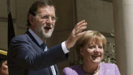 El presidente del Gobierno, Mariano Rajoy, recibe a la canciller alemana, Angela Merkel, a las puertas del Palacio de la Moncloa.