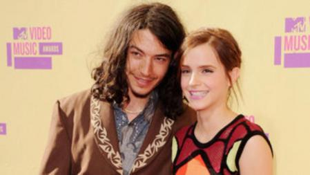Los actores Ezra Miller (L) y Emma Watson llegan a los MTV Awards 2012