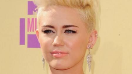 Primer plano de la actriz Miley Cyrus con su nuevo peinado en los MTV Awards 2012