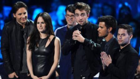 Los actores Peter Facinelli, Elizabeth Reaser, el director Bill Condon y los actores Robert Pattinson, Taylor Lautner y Jackson Rathbone en el escenario de los 2012 MTV Video Music Awards en el Staples Center de Los Angeles, California.