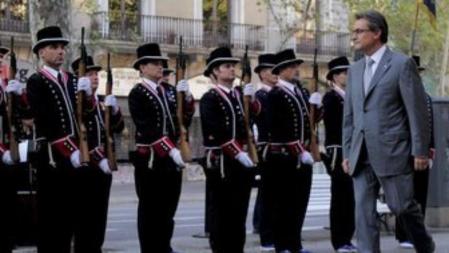 El president de la Generalitat, Artur Mas, pasa revista a los Mossos d'Esquadra antes de la ofrenda floral a Rafael Casanova