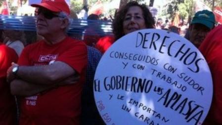 15S. La concentración, a la que han acudido numerosos padres con sus hijos, se desarrolla en un ambiente festivo