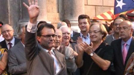 Artur Mas saluda a los ciudadanos congregados en la Plaça Sant Jaume