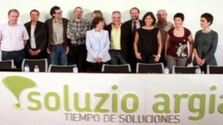 El equipo de Gobierno de EH Bildu, si la coalición gana las eleccones, durante el acto de presentación social, con las doce personas que lo integran, incluida la candidata a lehendakari, Laura Mintegi