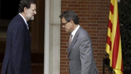 El jefe del Gobierno, Mariano Rajoy (i), recibe al presidente de la Generalitat, Artur Mas, a su llegada a La Moncloa.