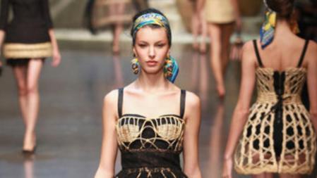 Una modelo con uno de los diseños de Dolce & Gabbana Spring/Summer 2013 en la Semana de la Moda de Milán
