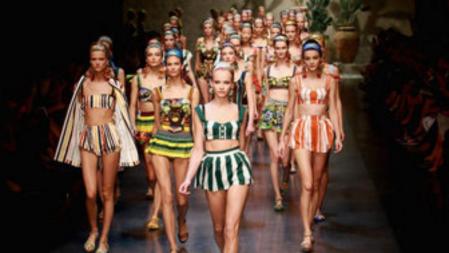 Varias modelos con diseños de Dolce & Gabbana Spring/Summer 2013 en la Semana de la Moda de Milán