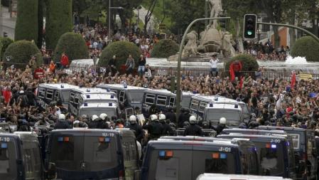Gran número de personas en la plaza de Neptuno, en Madrid, durante la protesta del 25-S