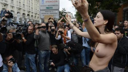 Una manifestante en la protesta del 25-S muestra los pechos ante un grupo de fotógrafos