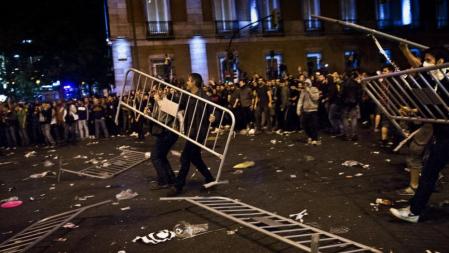 Manifestantes lanzan vallas a la policía durante la protesta del 25-S