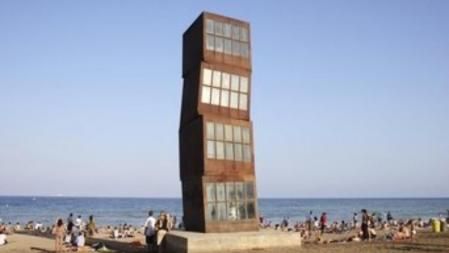 La escultura 'Estel Ferit' de Rebecca Horn homenajea al barrio de La Barceloneta