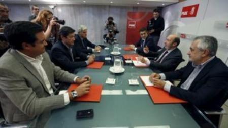 Rubalcaba se reunió anoche en Ferraz con Griñán, Patxi López y el asturiano Javier Fernández