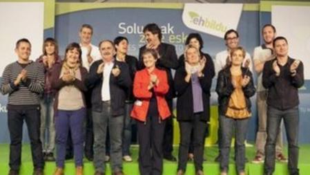 La candidata de EH Bildu a lehendakari, Laura Mintegi (c), junto a candidatos de su formación, en el acto de inicio campaña para las elecciones autonómicas celebrado hoy en Vitoria