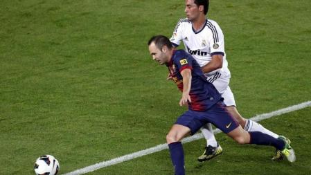 El centrocampista del Barcelona Andrés Iniesta lucha la pelota con el defensa Álvaro Arbeloa durante el Barça-Madrid
