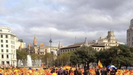 Unas 4.000 personas se han concentrado en Plaça Catalunya bajo el lema 'd'Espanya i catalans' para responder al proceso soberanista de Catalunya