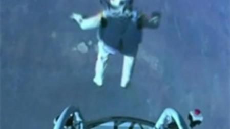 El piloto Félix Baumgartner ha saltado desde la estratosfera, a más de 39.000 metros de altura