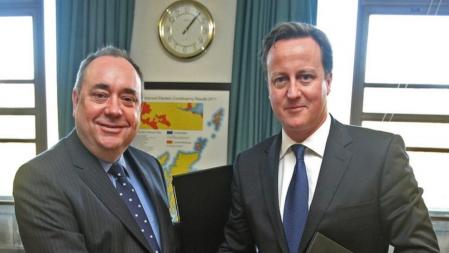 Salmond y Cameron tras firmar el acuerdo.