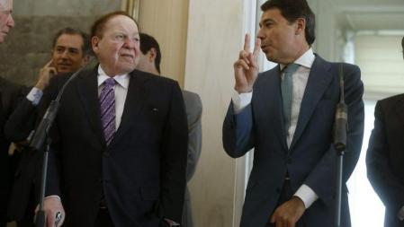 El presidente de la Comunidad de Madrid, Ignacio González, junto al magnate estadounidense Sheldon Adelson al comienzo de la rueda de prensa que han ofrecido tras la reunión que han mantenido con la delegación de Las Vegas Sands