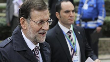 El presidente del gobierno español, Mariano Rajoy (i), llega a la cumbre de jefes de Estado y de Gobierno de la Unión Europea (UE) en Bruselas