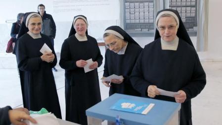 Un grupo de religiosas votan nada más abrir los colegios electorales para las elecciones gallegas, esta mañana en Santiago de Compostela
