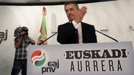 El candidato a lehendakari por el PNV, Iñigo Urkullu, en su comparecencia tras saberse ganador de las elecciones vascas.