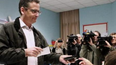 El candidato a lehendakari por el PP, Antonio Basagoiti, en el momento de votar en las elecciones vascas que se celebran hoy 21 de octubre. Los 760 colegios electorales vascos han abierto sus puertas a las nueve de la mañana con normalidad y sin que se hayan registrado incidencias de importancia, en una jornada lluviosa en todo el País Vasco