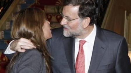 El presidente del Gobierno, Mariano Rajoy, saluda a la líder del PP en Catalunya y candidata a la presidencia de la Generalitat, Alicia Sánchez Camacho.