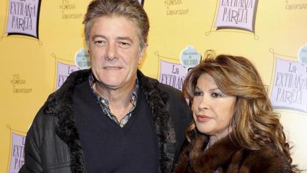 El cantante Francisco y su mujer Paca Rives durante la presentación de la obra de teatro 'La Extraña Pareja', en 24 de enero de 2012 en Madrid