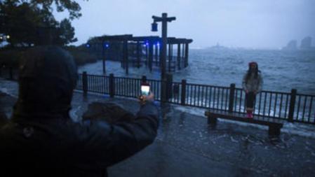 Maya Vaknin, de 12 años, es retratada por su padre cerca de Battery Park mientras el río Hudson crece