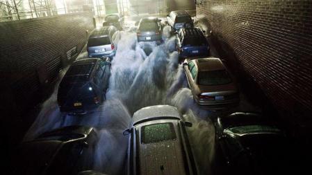 Ríos de agua en un parking de Nueva York durante el paso del huracán 'Sandy' por la ciudad