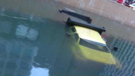 Cotxe inundat al Battery Park Tunnel