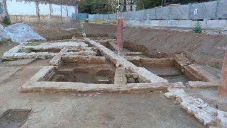 Los restos arqueológicos hallados bajo el Mercat de Sant Antoni, visibles desde la calle Borrell, ya han empezado a ser destruidos