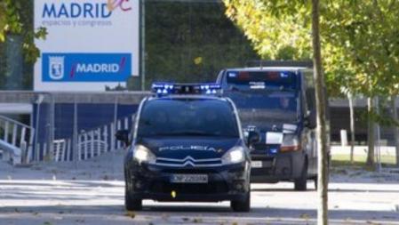 Imagen de coches de policía en los alrededores del recinto del Madrid Arena