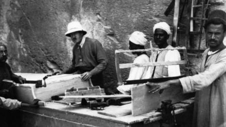1923:El egiptólogo Howard Carter (1874-1939) supervisa a los carpinteros preparándose para volver a cerrar herméticamente la tumba de Tutankhamón.