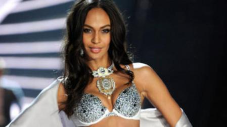 Joan Smalls en la pasarela de Victoria's Secret 2012