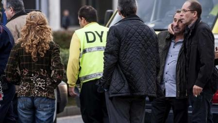 Familiares y amigos de la mujer que se ha suicidado en Barakaldo