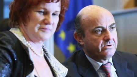 El ministro español de Economía, Luis de Guindos, a la derecha, y la presidenta de la Comisión de Asuntos Económicos de la Eurocámara, Sharon Bowles, a la izquierda.