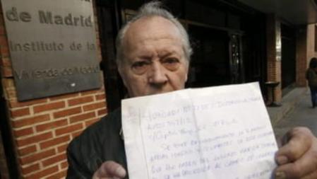 Antonio Arriaz muestra la órden de desahucio que se encontró en la puerta de su vivienda, durante la rueda de prensa que ha ofrecido hoy en Madrid la Plataforma de Afectados por la Hipoteca (PAH) para exigir la paralización de los desahucios.