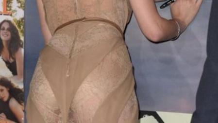 El vestido de Kristen Stewart era de color nude con detalles dorados y destacó, sobre todo, por las transparencias