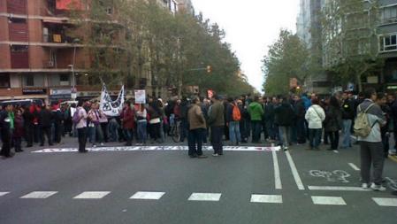 Carrer Urgell de Barcelona tallat a l'alçada de l'Escola Industrial pels treballadors de TMB