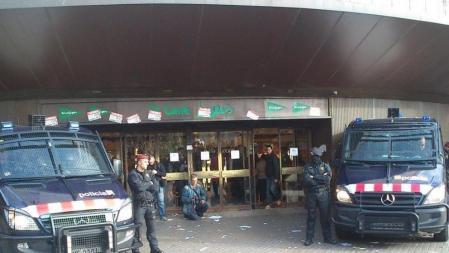 Una de las entradas de El Corte Inglés de Plaza Cataluña de Barcelona escoltada por los Mossos d'Esquadra. Allí había concentrado un grupo de gente que aplaudía a las personas que salían del centro comercial con bolsas del mismo, en modo de protesta por haber comprado en un día de huelga general. Había mucha crispación e indignación.