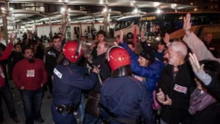 La Ertzaintza ha tenido que intervenir para facilitar la salida de autobuses en la estación de Termibus en Bilbao durante la jornada de huelga